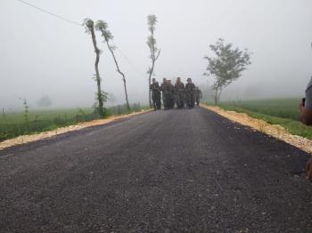 Anggota Satgas Lari, Lintasi Jalan Baru Hasil TMMD Bojonegoro